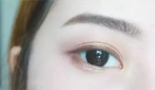 简单易上手的眼妆教程步骤,超详细的眼妆教程你一定学得会