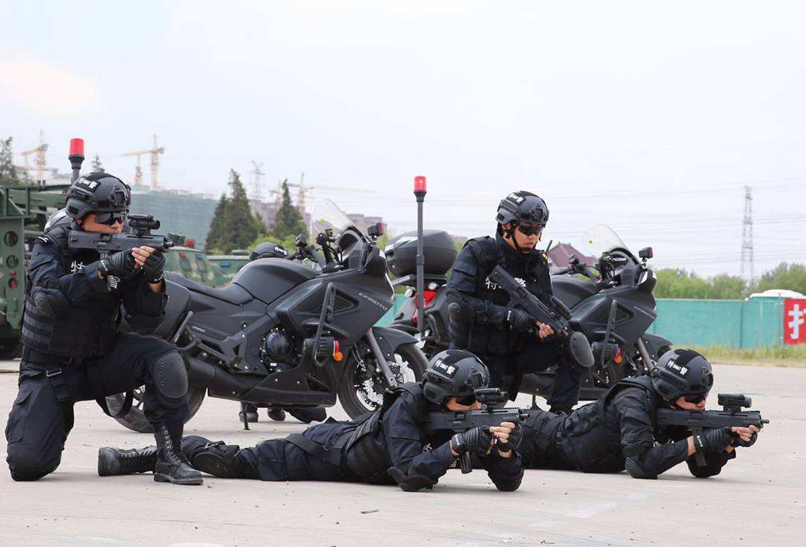 警车上喷印标识,警车上印的警察是什么意思