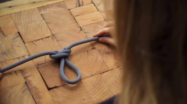 攀岩可以自动解开的绳子打结方法,攀岩怎么样打结可以来回收缩