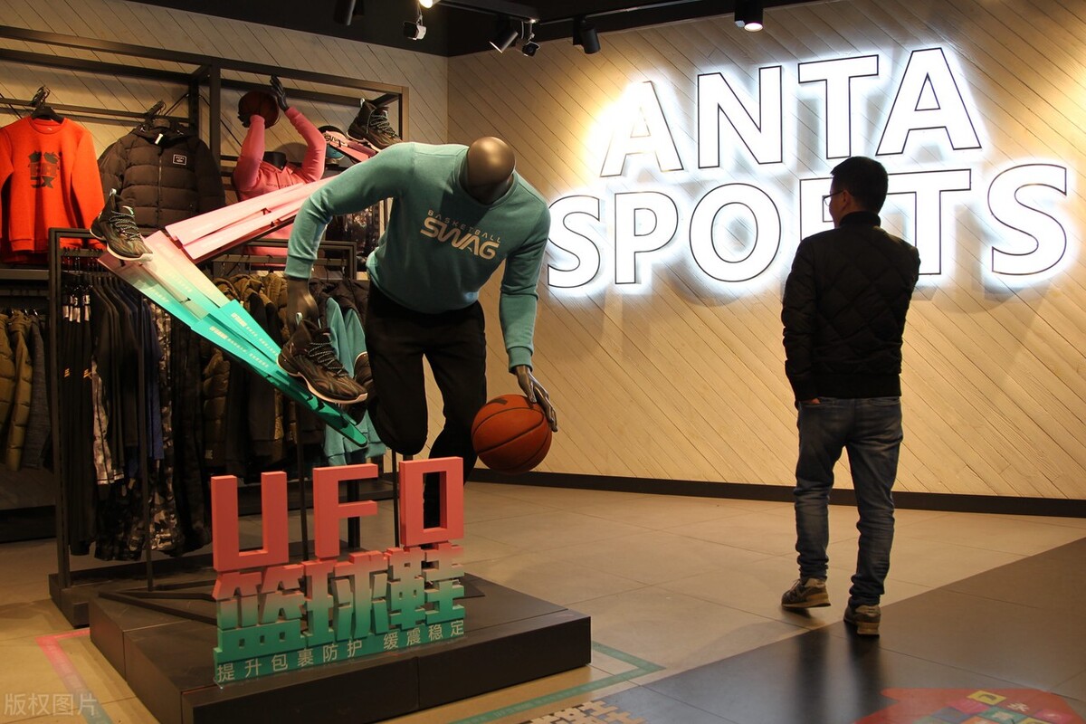 安踏被鸿星尔克抢了风头,耐克阿迪安踏鸿星尔克