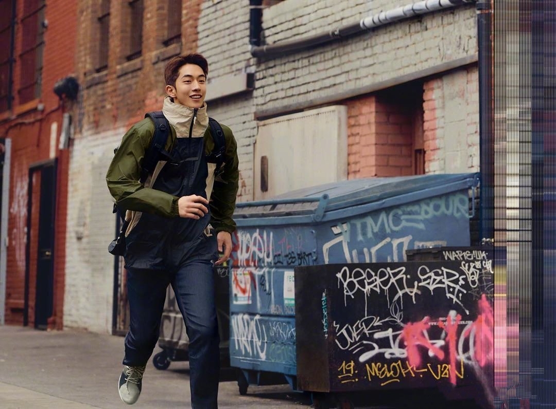 南柱赫剧照耀眼格子衫,南柱赫新剧帅照