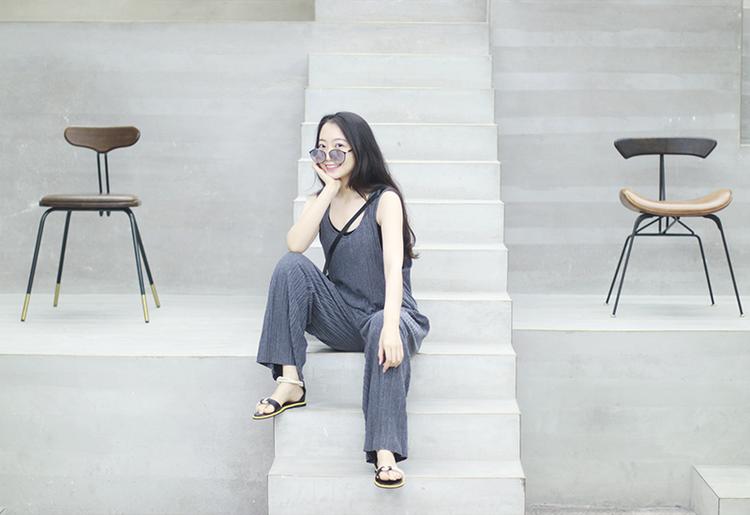 穿上即陷进柔软的「纸片人」背带裤,一封写给夏天的慵懒情书