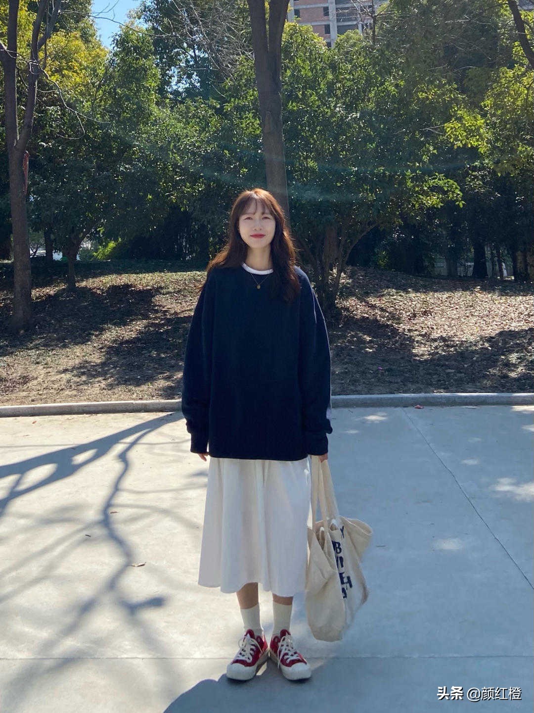 秋天的卫衣搭配思路,秋天卫衣这样穿个性时髦又减龄