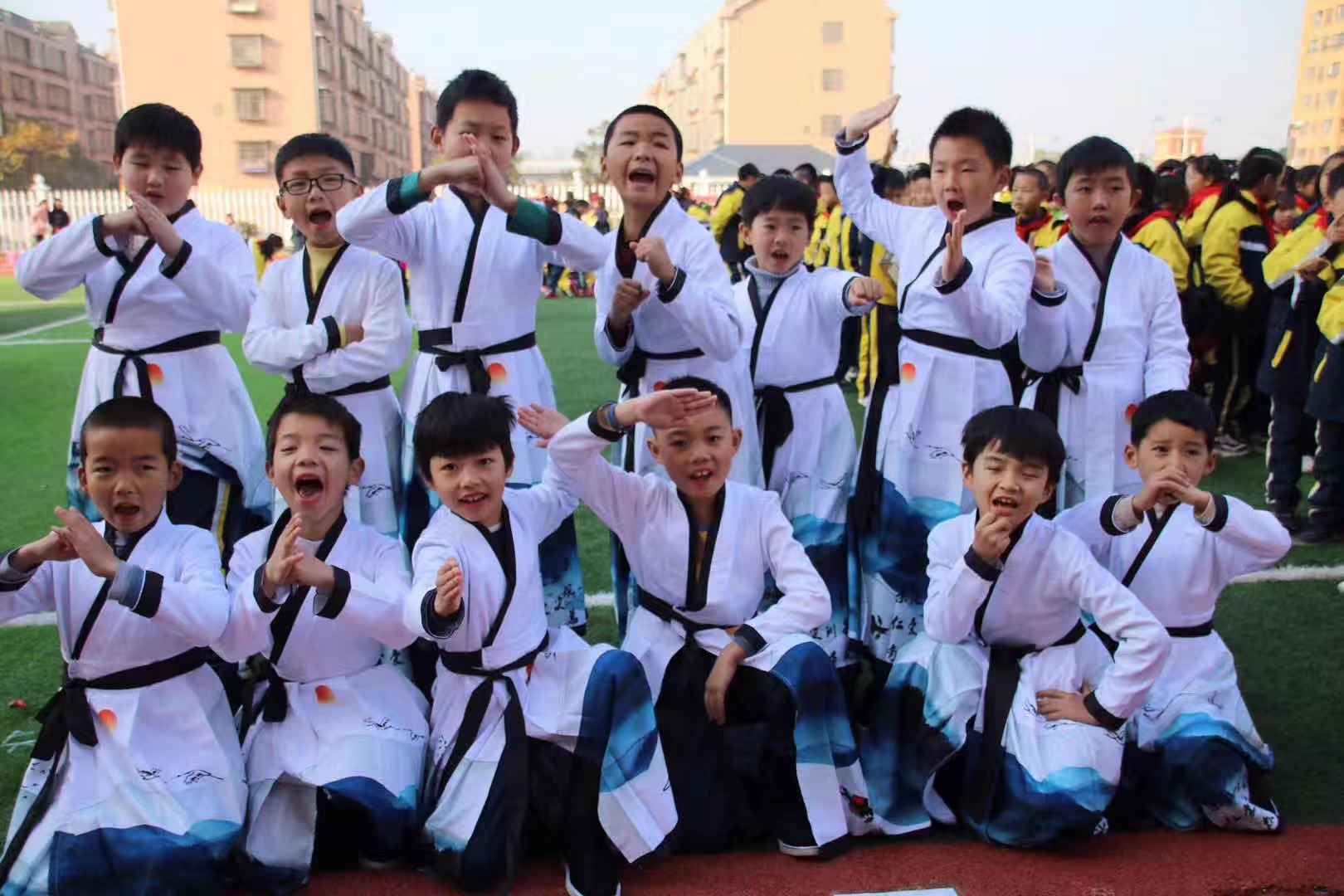 这里的小学生笑了！学校这个样，我们太开心了