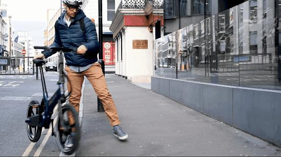 c罗购买的黑色的车 (c罗的车多少元)