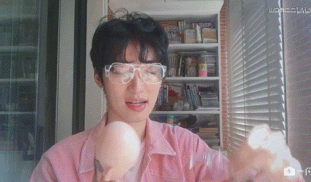 邮费都砍价的年轻人，竟给自己的娃娃穿上奢侈品