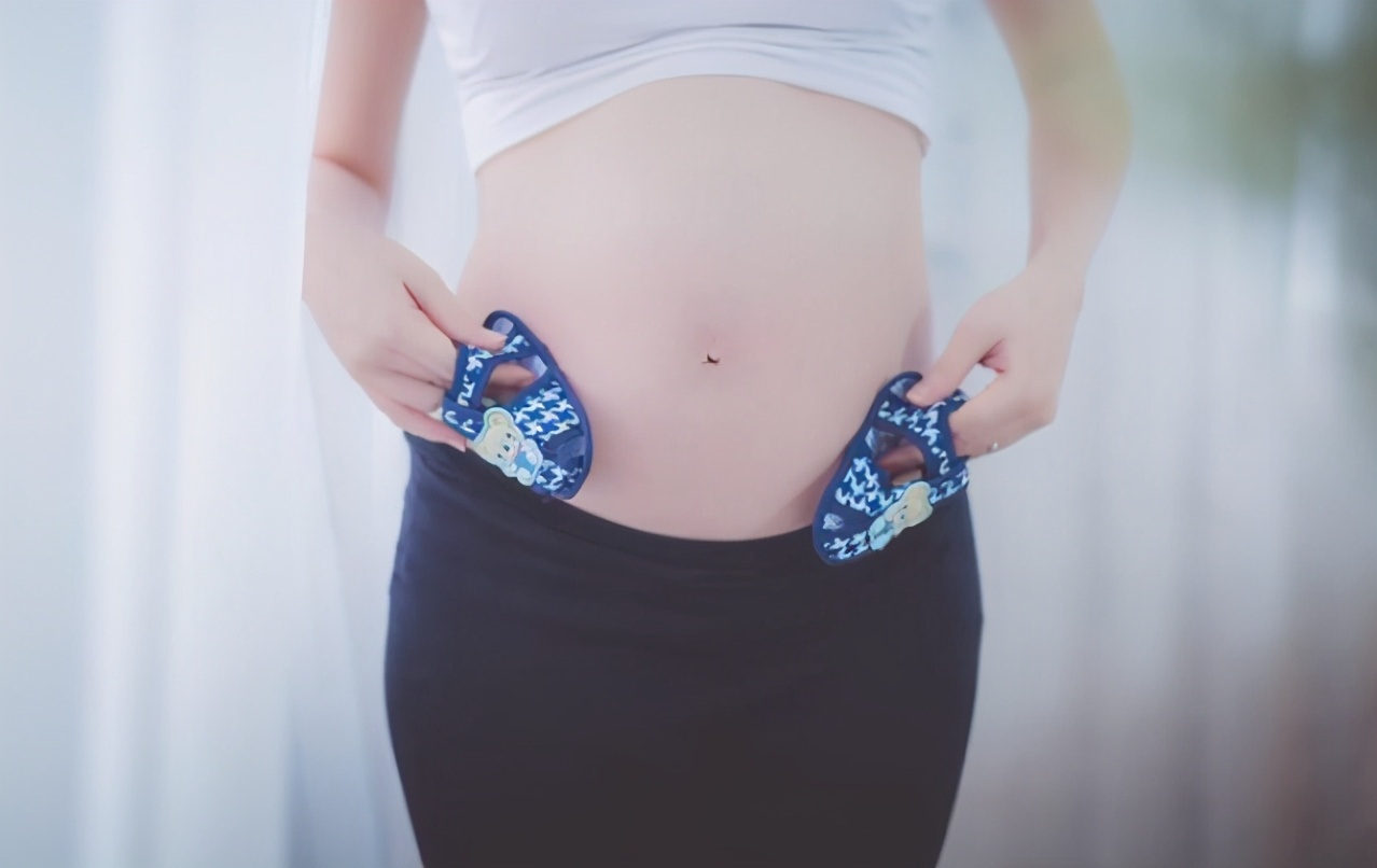 胎儿在羊水里耳朵会进水吗,胎儿在羊水中会被羊水淹没吗