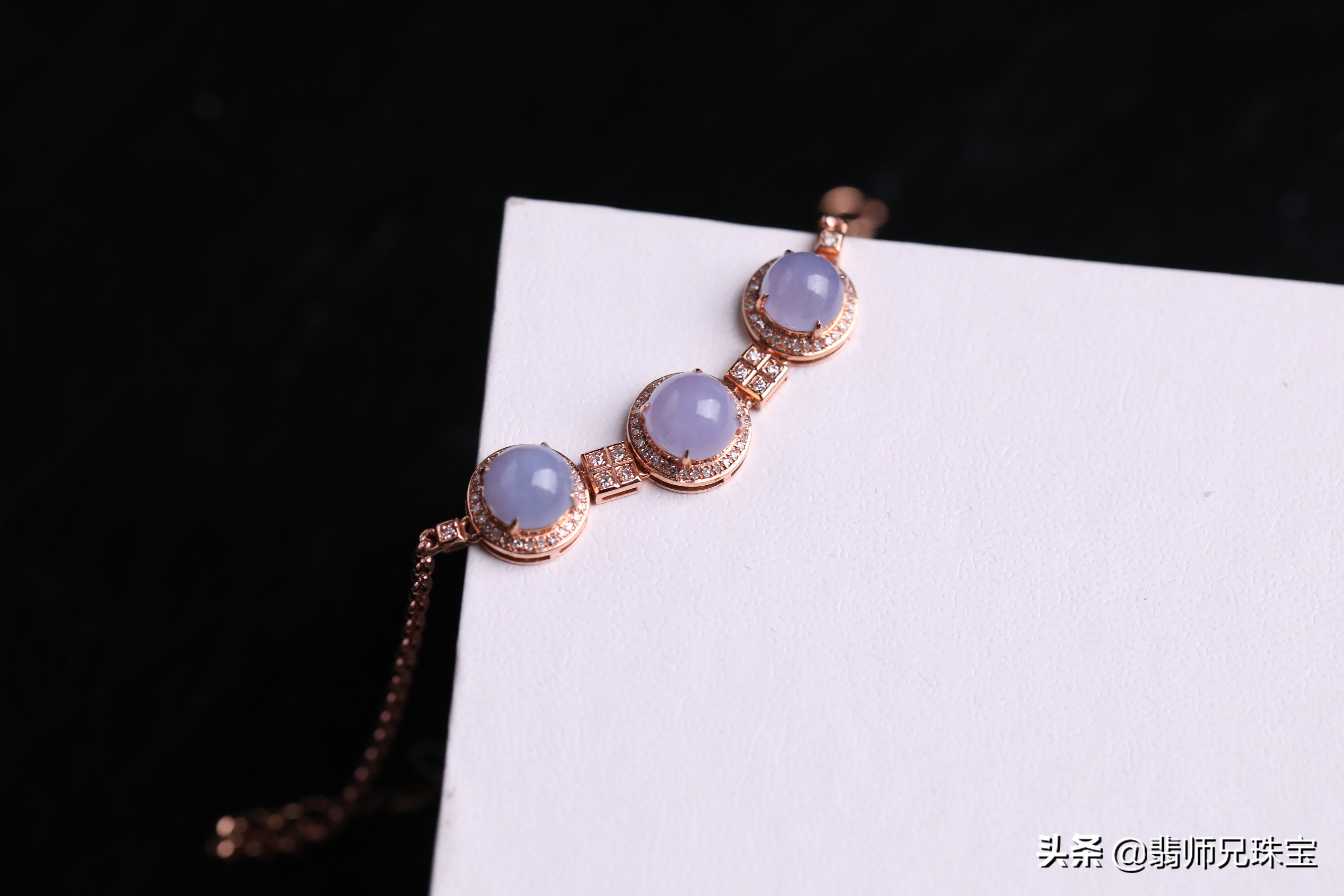 间隙那么多，结构那么复杂，翡翠手链平时该如何清洗、保养？