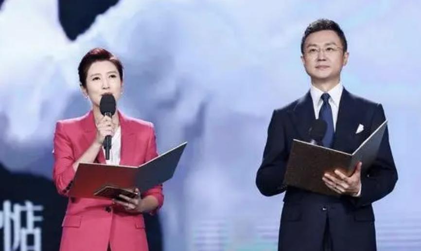 月亮姐姐李梓萌刚强春妮合照,春妮月亮姐姐李梓萌刚强同台