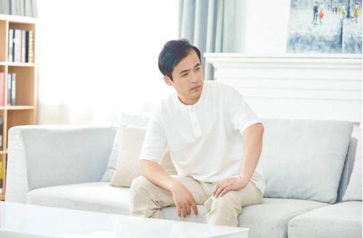 老公身上出现这三个征兆,老公近期表现很反常是什么病