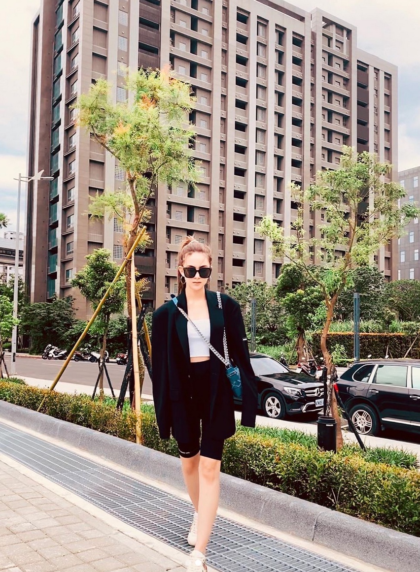 周杰伦晒昆凌美照庆结婚周年,周杰伦和昆凌曝光第一张孕妇装