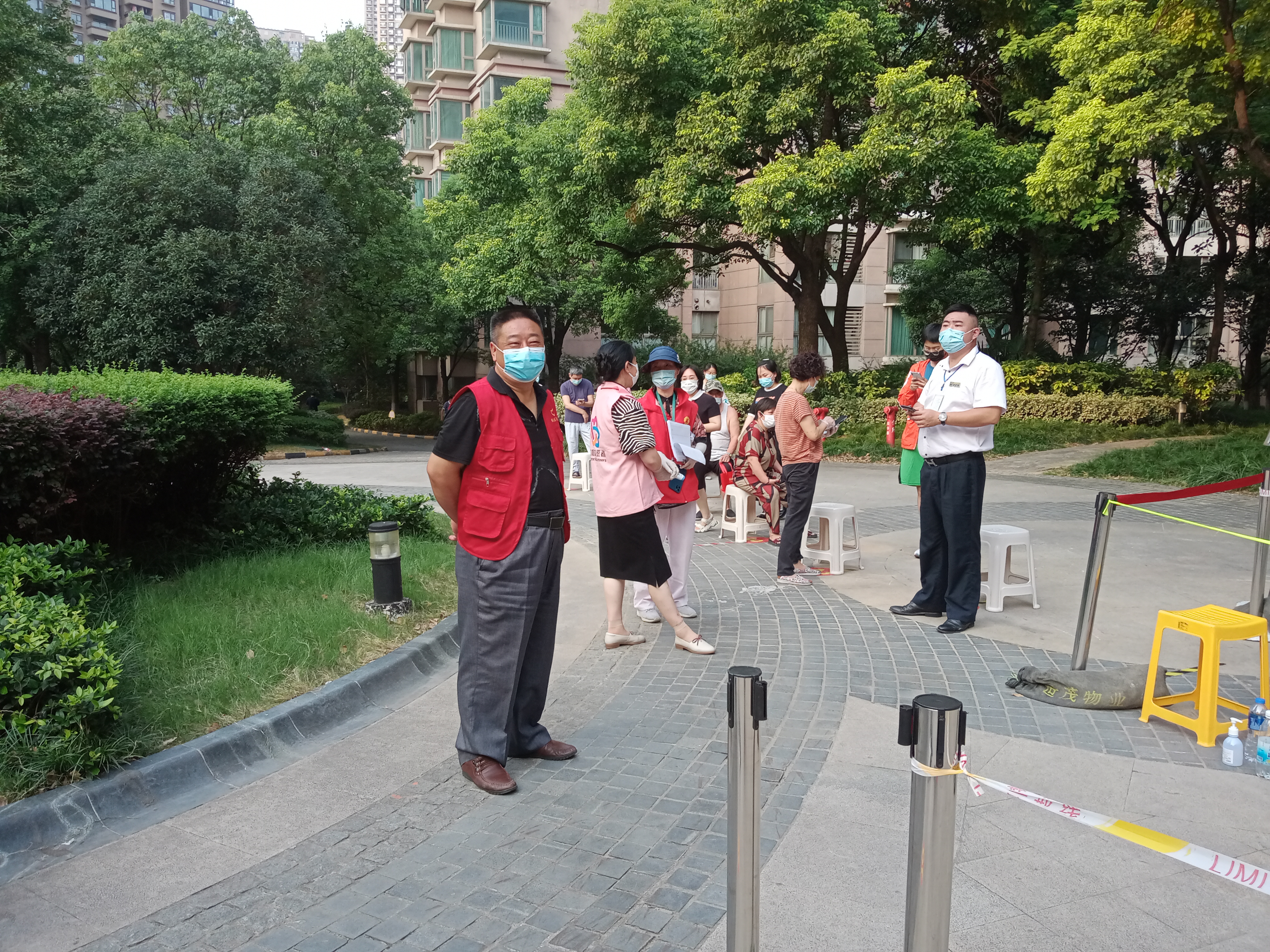 区街新闻|70多幅照片记录世茂滨江社区辖内志愿者,南京感谢你们