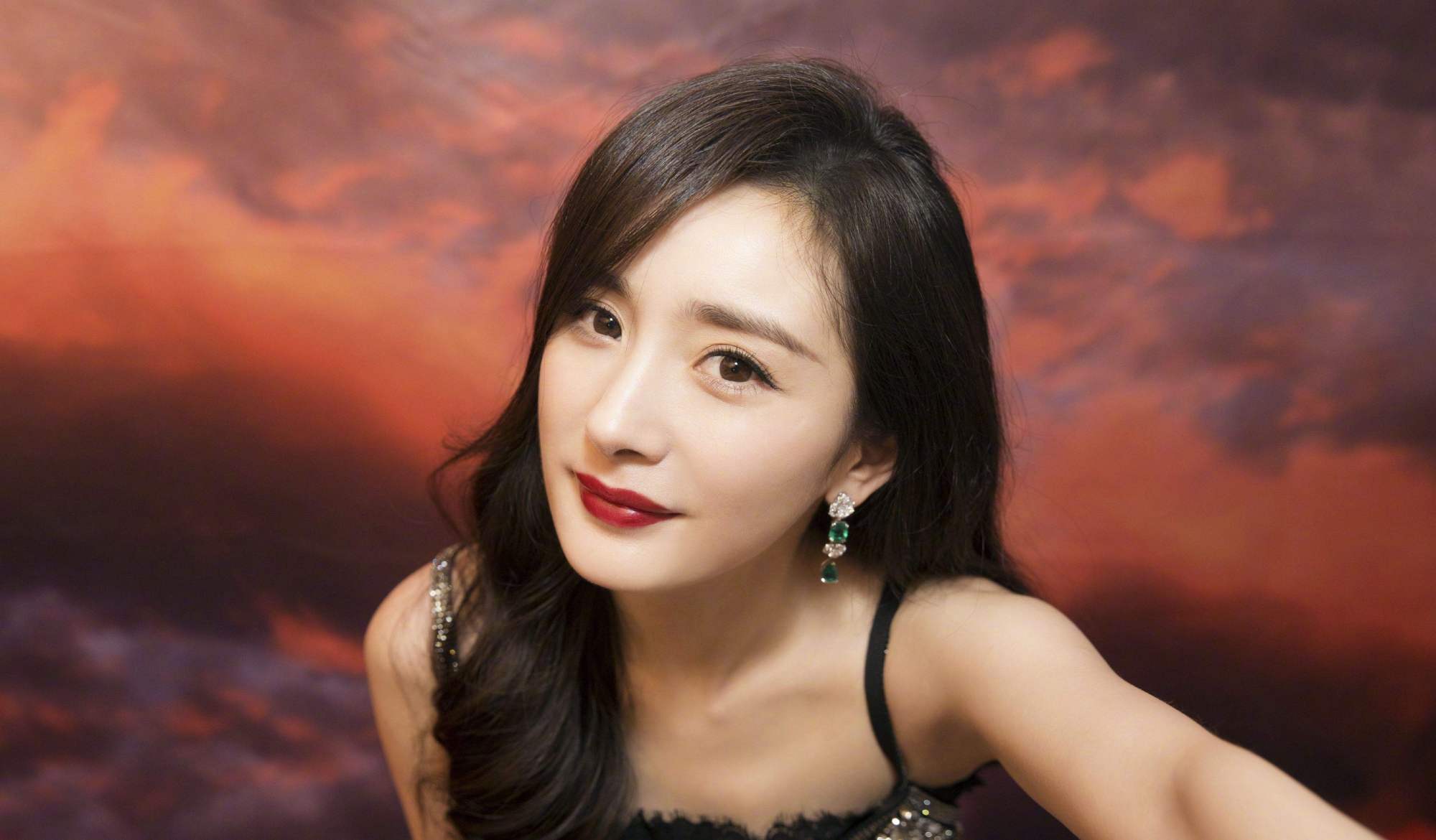 杨幂走路姿势动图,杨幂爬凳子姿势