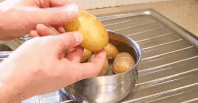 土豆在裤子上涂一下，解决了生活中的大难题，太实用