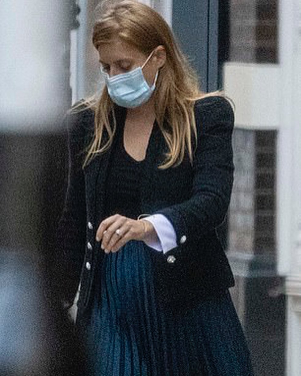 碧翠丝公主外出购物衣品见长，黑西装很有型，借百褶裙巧妙遮孕肚