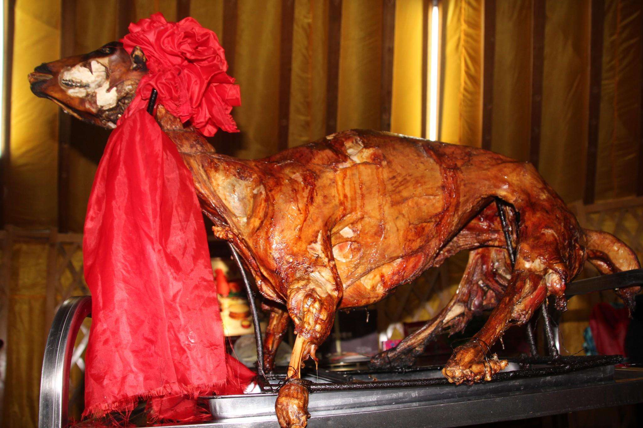 烤全羊是不是内蒙古的传统美食,超级正宗的蒙古菜烤全羊