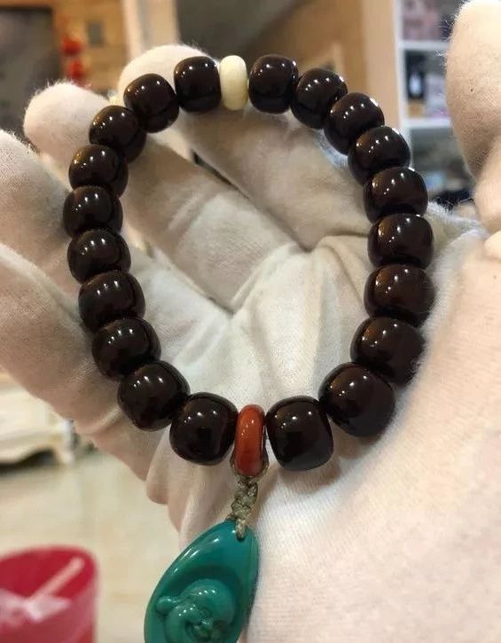 沉香手串包浆好还是不包浆好,怎样分辨包浆和不包浆的手串