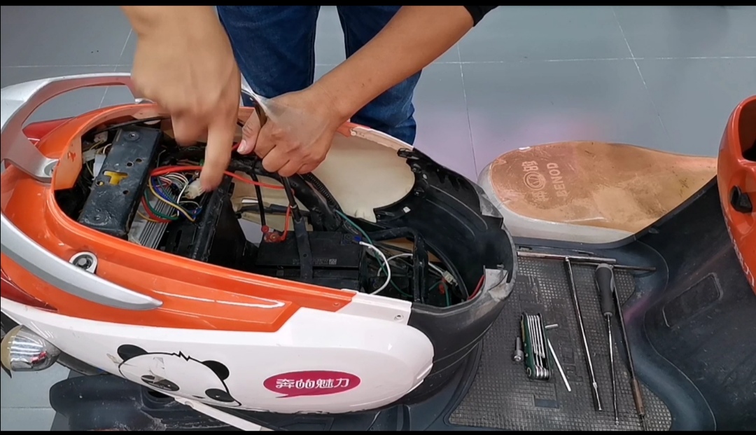 电动车电池老被偷，小傅教你一块钱解决！