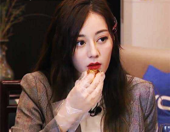 如何涂口红优雅的吃东西,明星涂口红的正确吃法