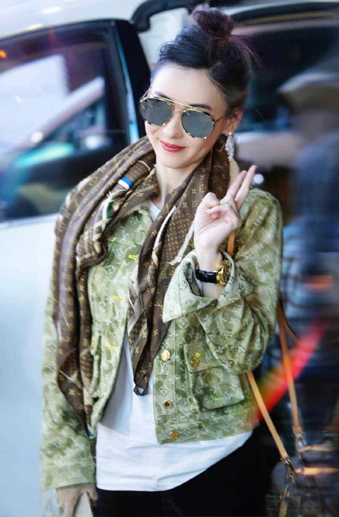 张柏芝穿皮衣怎么搭配 (张柏芝穿格子西装搭配长裙)