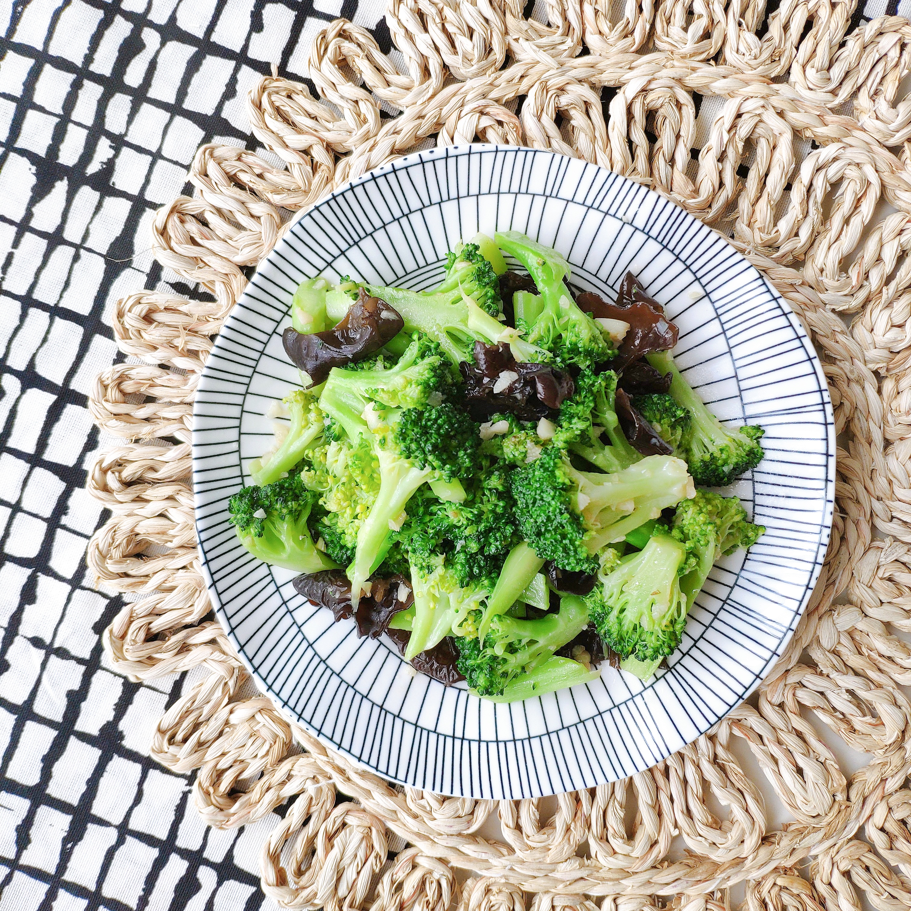 炒西兰花青翠不发黄，关键的1步不能省，清爽不油腻，多吃也不胖