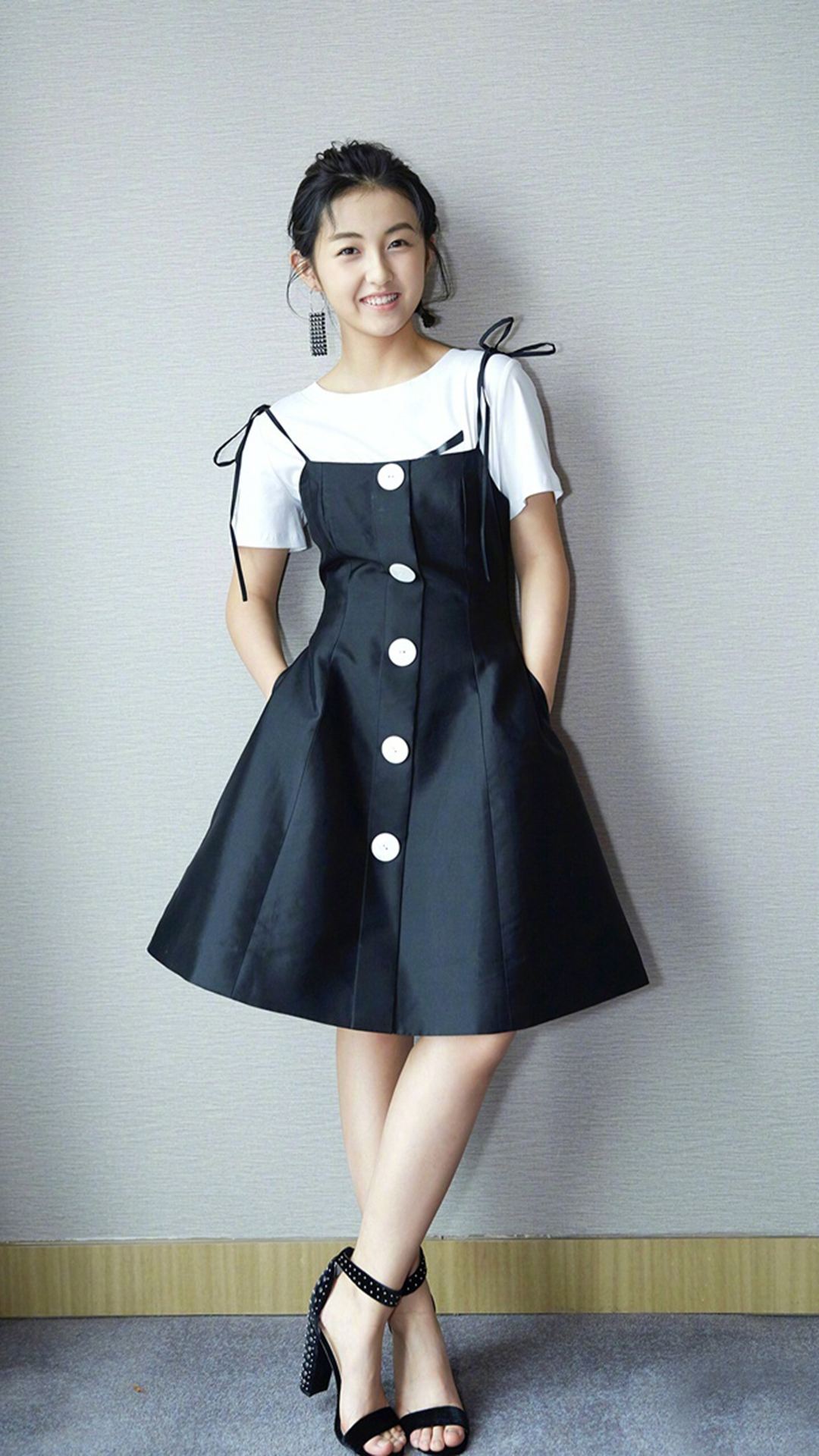 张子枫黑金撞色吊带裙高跟鞋,张子枫红色吊带裙造型图片