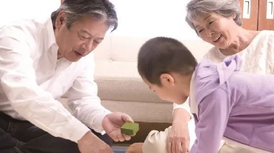 孙子和外孙哪个更孝顺,孙子跟外孙的血缘谁更亲