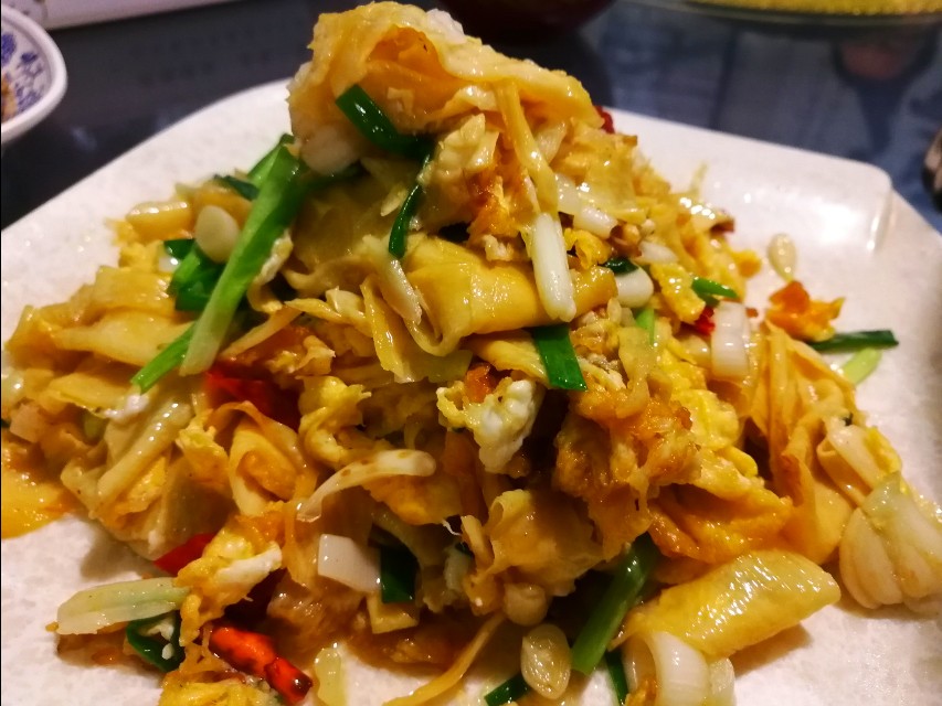 深夜郑州8男2女躲在花园路北环桥头,吃丹江翘嘴鲌,喝方城木瓜酒