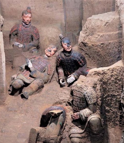 秦陵兵马俑为什么没有兵器 (秦兵马俑为什么不戴头盔)
