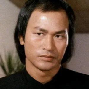 影视巨星洪金宝现身北京，戴大金镶钻链抽雪茄，和朋友相谈甚欢。