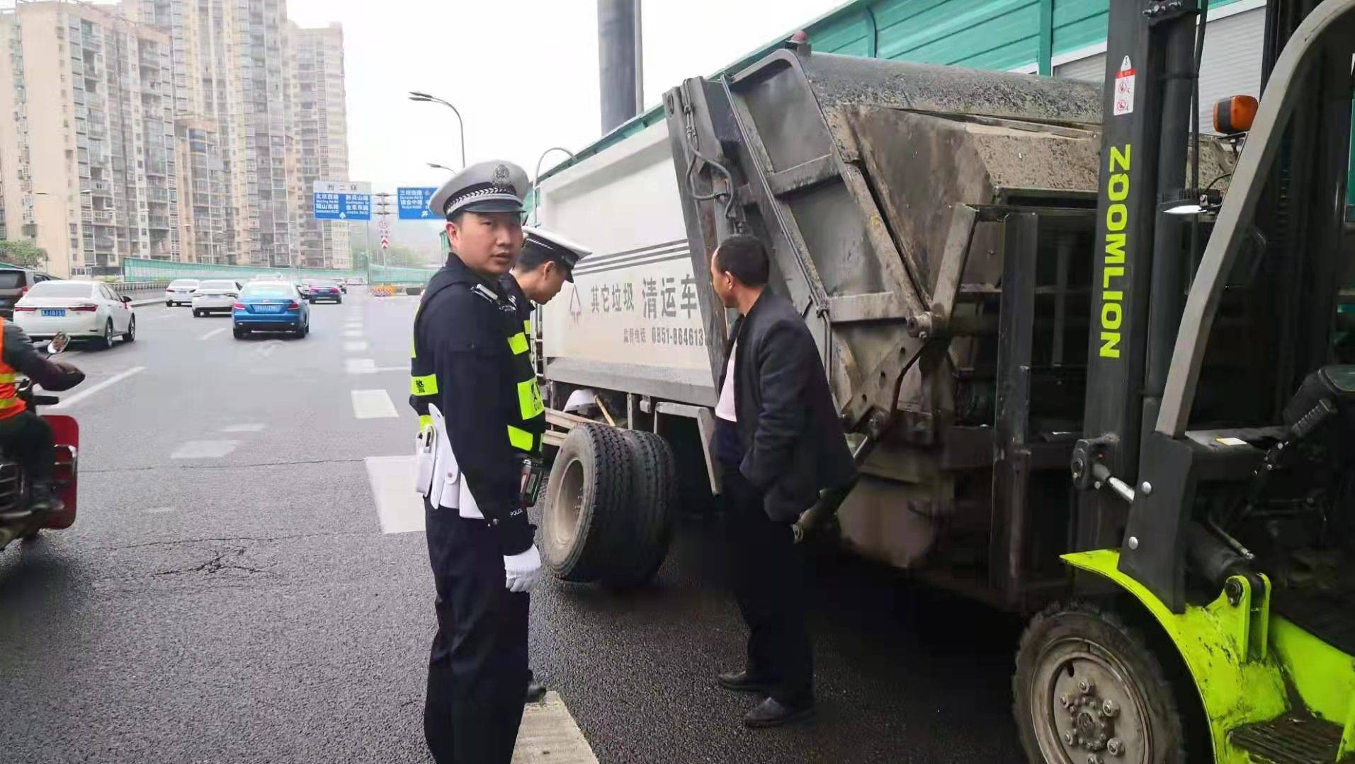 垃圾清运车压坏路面谁来承担,垃圾清运车违章