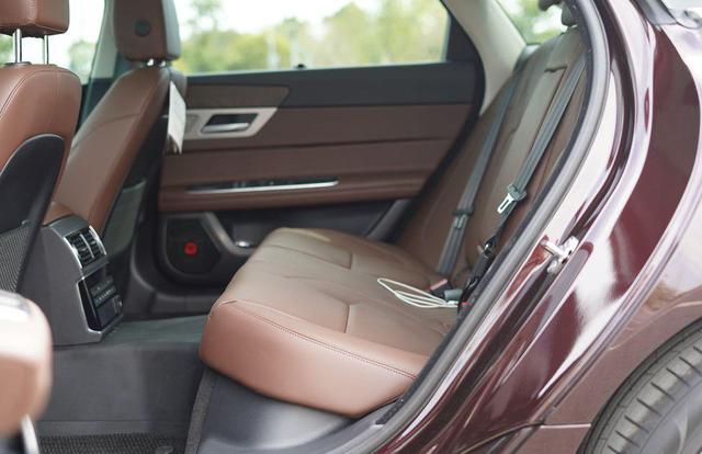 存款41万,换车坚持喜提捷豹XFL,车主坦率地谈了驾驶感受