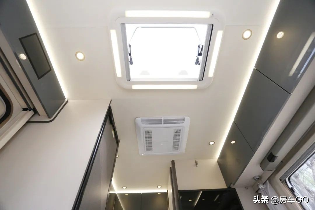 2.0t自动挡四驱越野房车13万左右,2.0t发动机8at轻卡房车