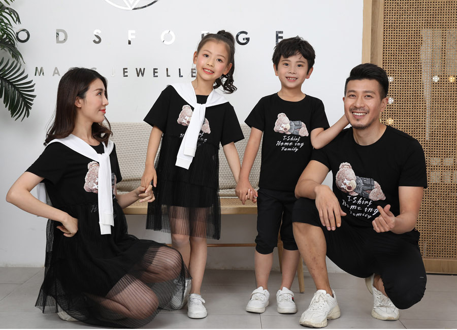 一家三口穿亲子装上街全集,一家三口穿亲子装