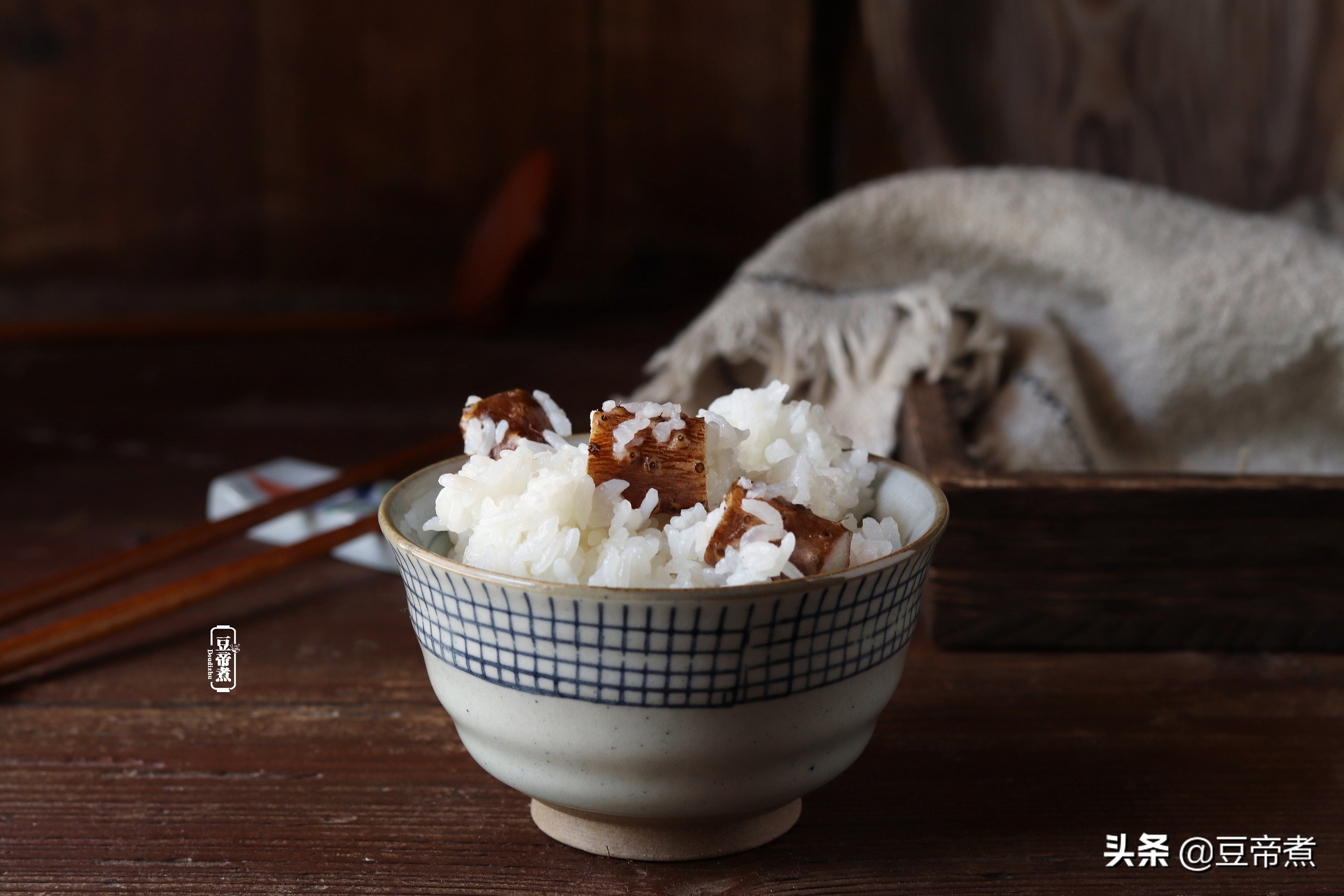 婆婆做个午饭，还加了一根山药，问题是皮也不刮，这能吃吗