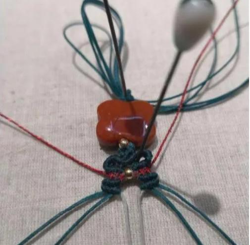 小孔转运珠编绳手链教程,2个珠子的小挂坠