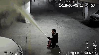 熊孩子破坏报警器,熊孩子用枪砸监控摄像头