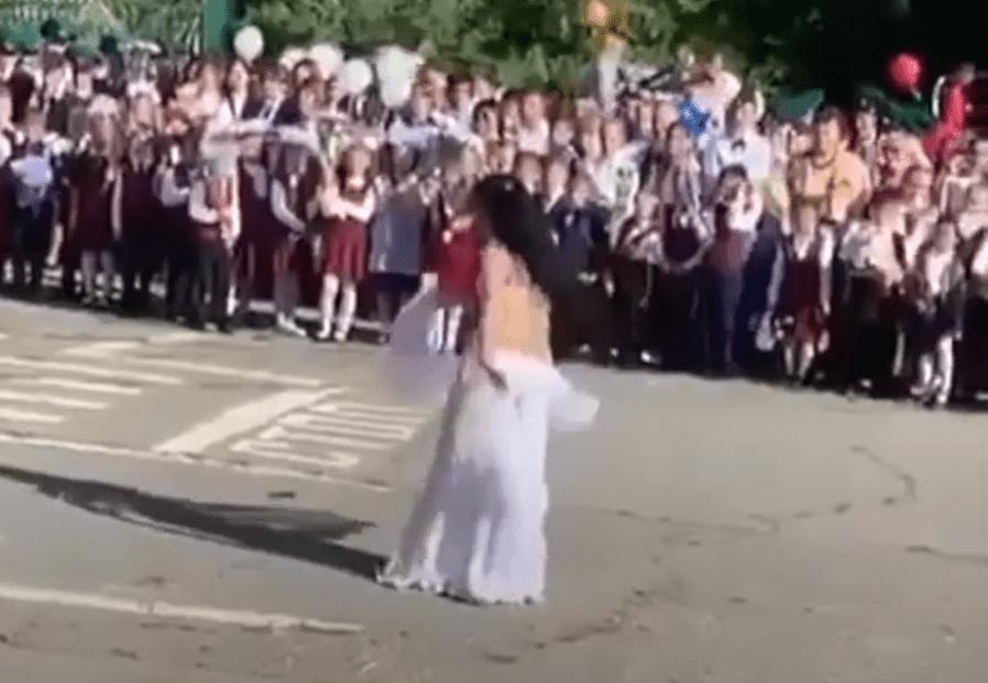 俄罗斯女教师跳芭蕾舞视频,俄女教师表演婴儿瑜伽