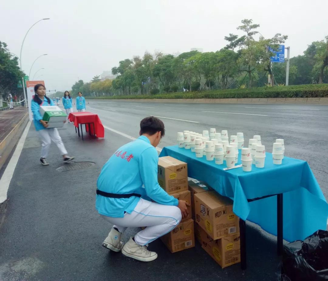 在街头当志愿者,凌晨四点出门当志愿者