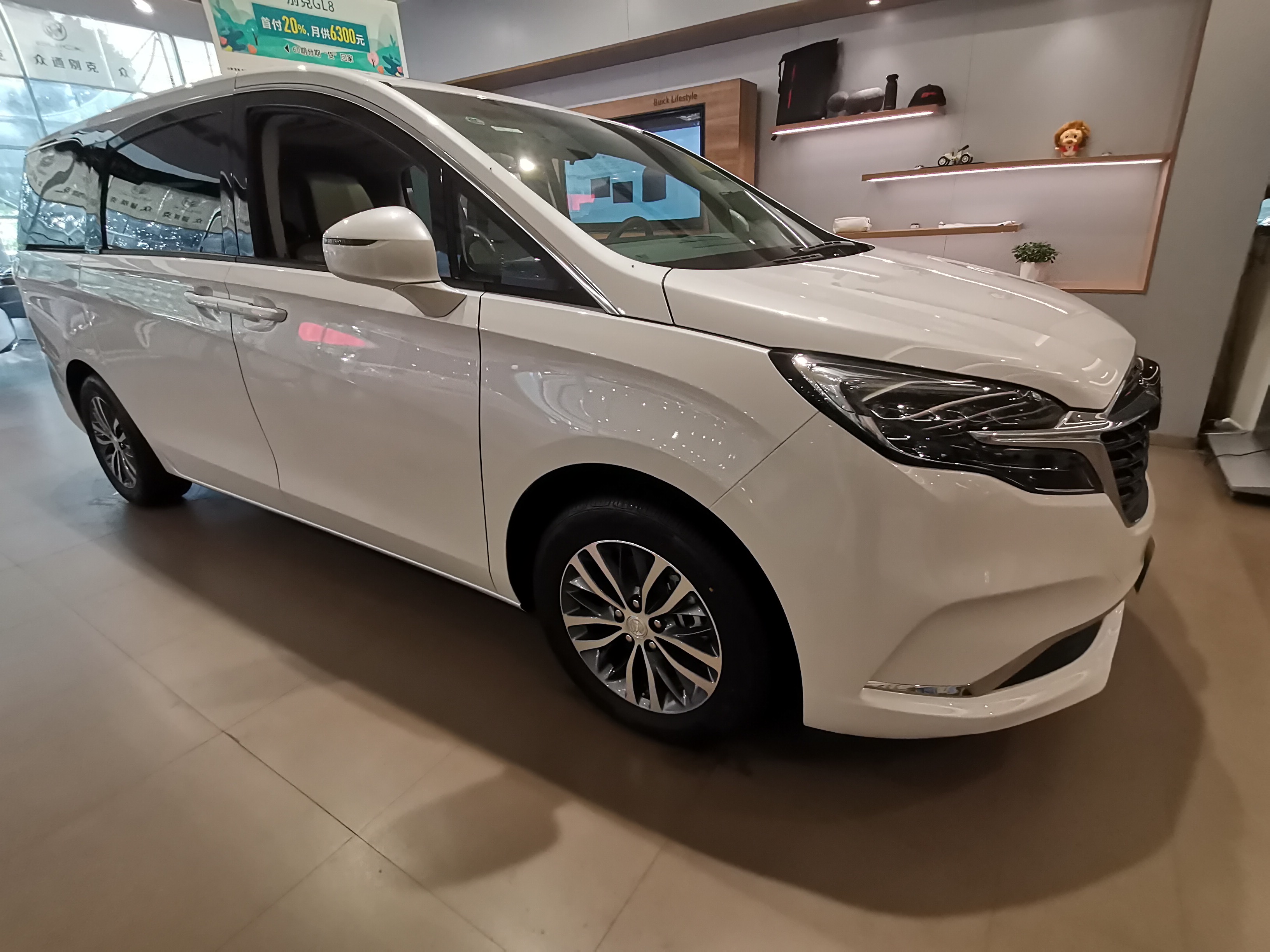 最新款别克gl8商务车陆尊,2022年gl8陆尊