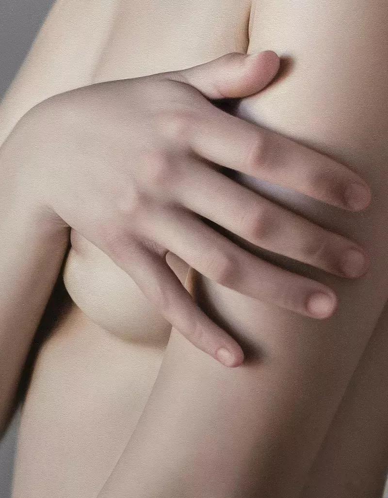 她画的人物栩栩如生用英文怎么说,她画的人物栩栩如生