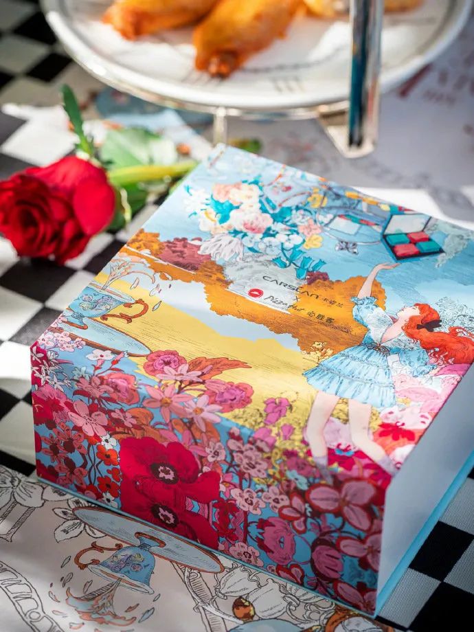 卡姿兰x必胜客的“下午茶”主题彩妆包装,梦回爱丽丝