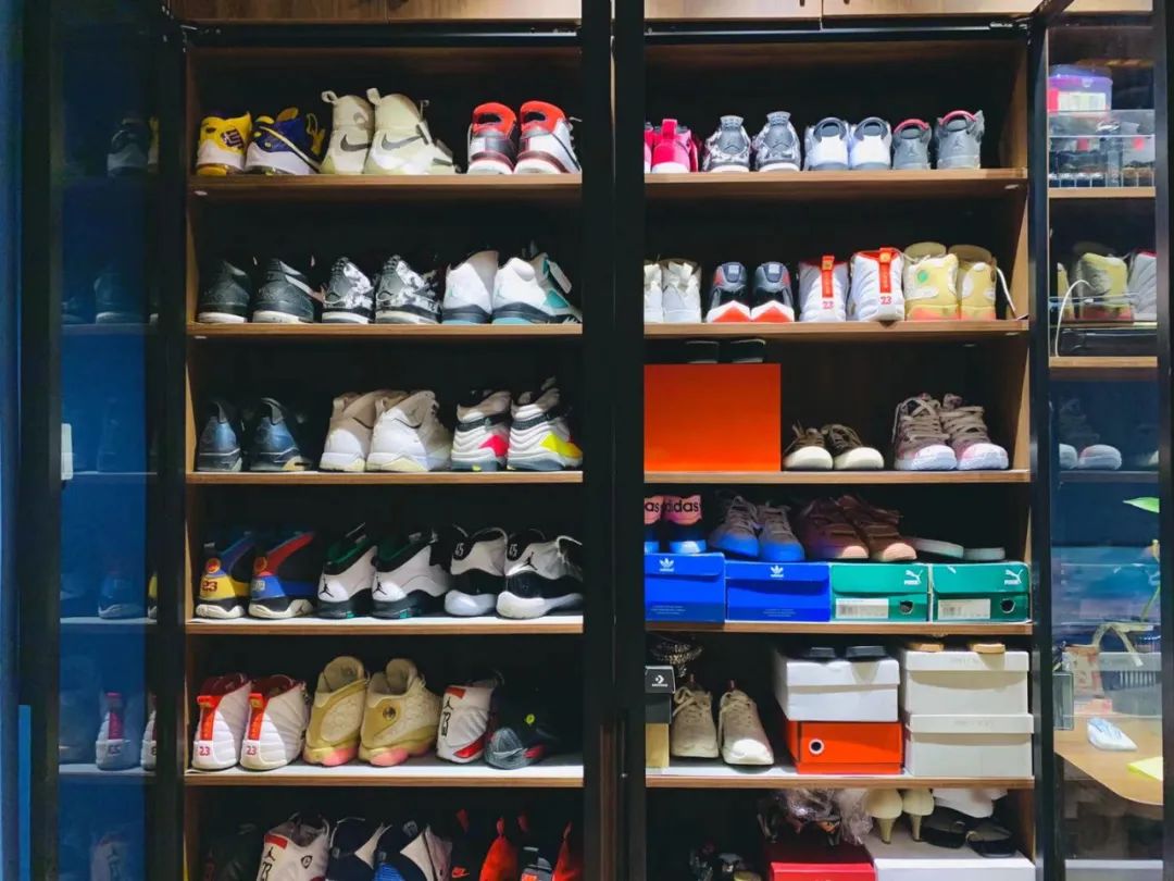 涨见识了!原来很多开宝马的都有一面鞋墙,穿的球鞋不上千就上万