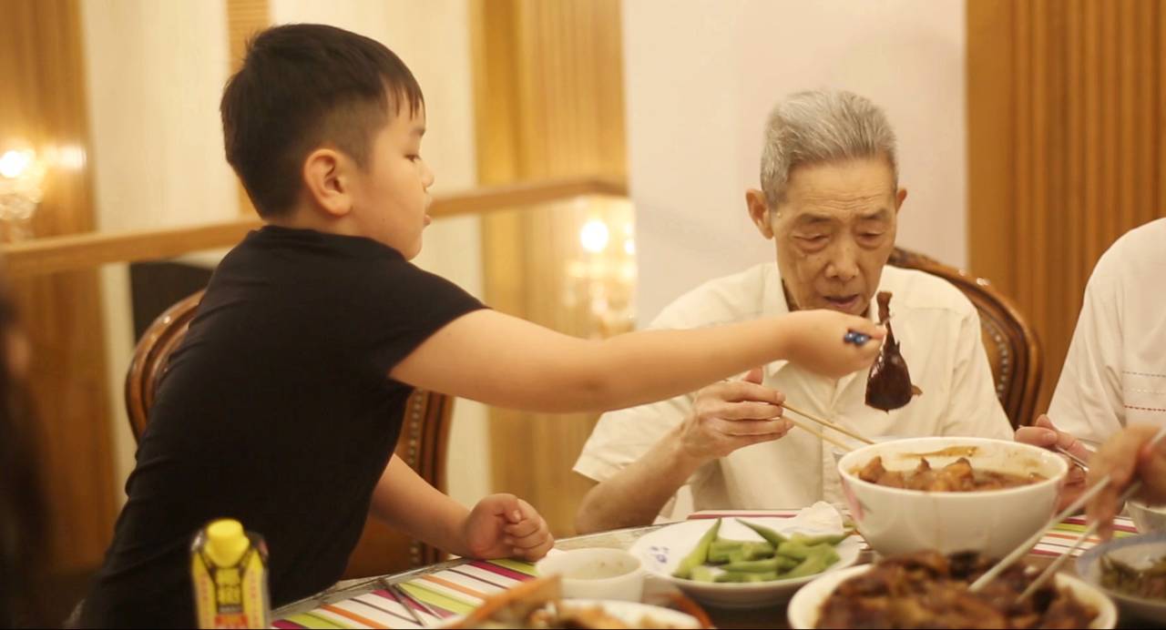 老人吃饭总呛怎么回事打什么药,老人吃东西呛怎么解决