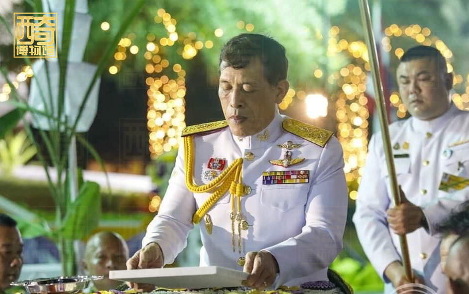 泰王对苏提达讲话视频,泰王被搀扶