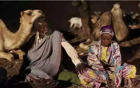 她4岁被*暴强**，5岁被割生殖器，13岁嫁60岁老头，22岁时惊艳世界