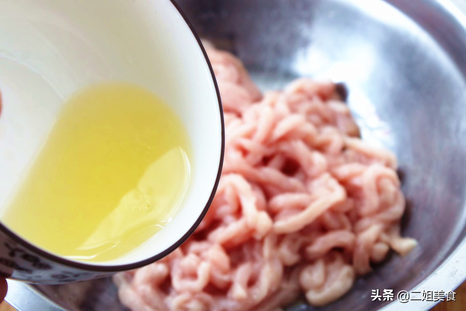 无论炒什么肉丝,都别直接下锅炒!多做这2步,肉丝嫩滑不粘锅