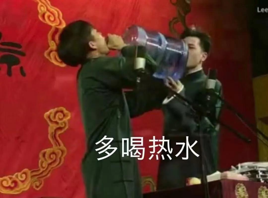 女朋友：我难受怎么办直男：多喝热水