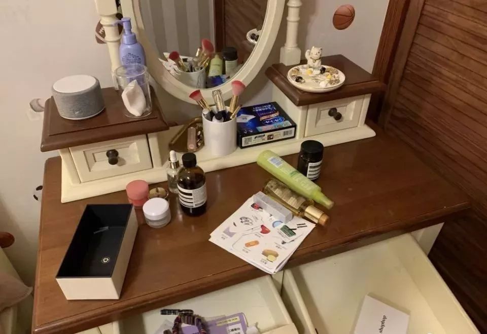 儿童在家里垃圾分类,熊孩子打翻垃圾妈妈崩溃