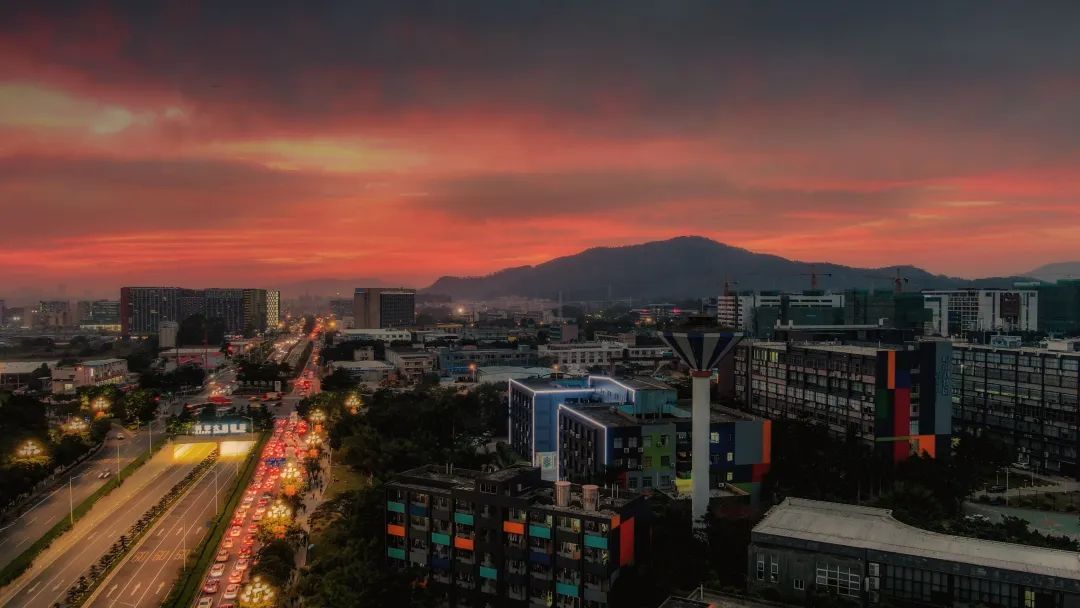 广东这所大学有广州、清远两校区。虽然是民办，但是环境超美